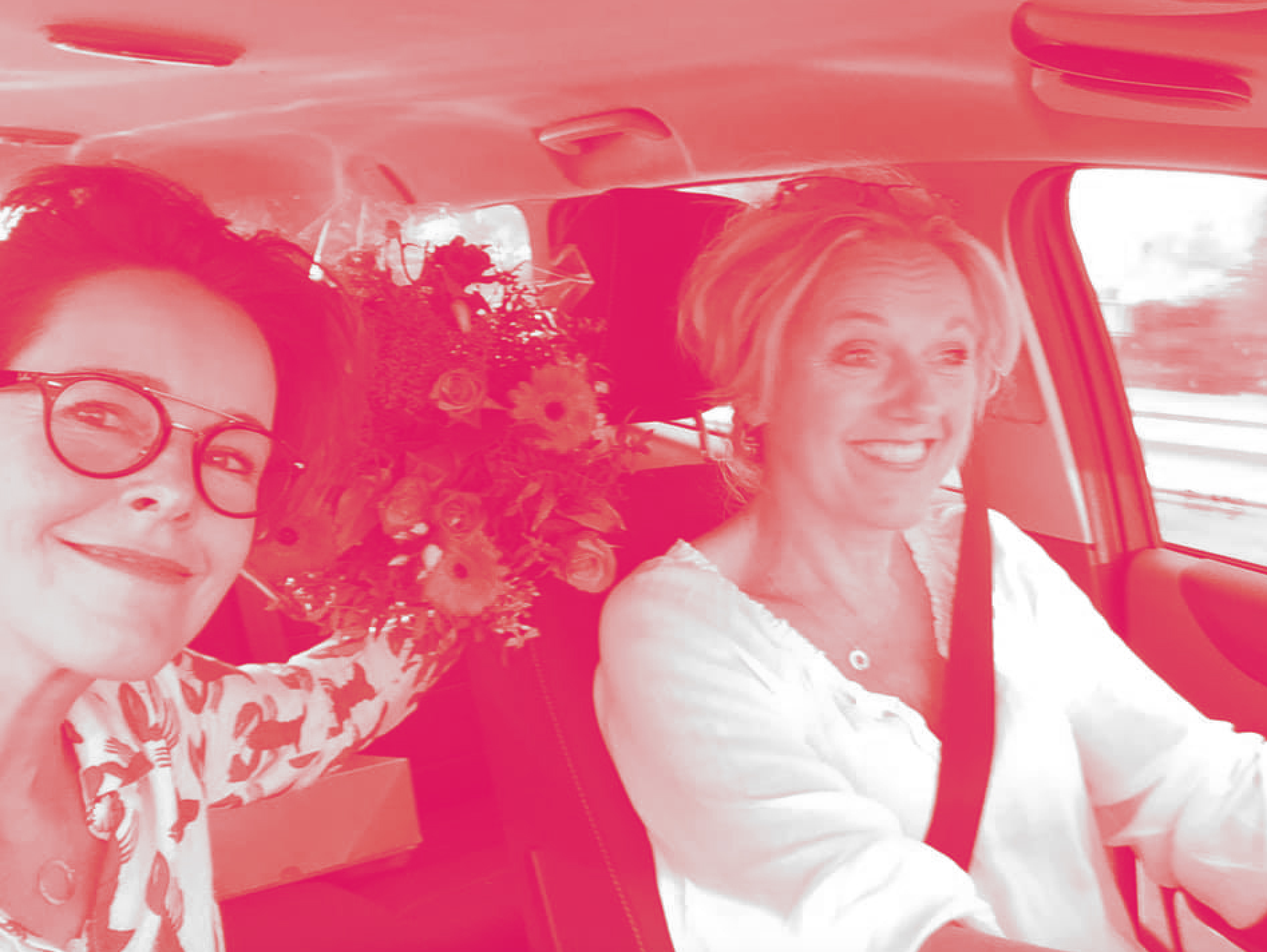 foto in de auto bloemen magenta